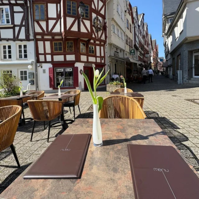 Geniessen Sie in unserem Aussenbereich den Sonnenschein und unsere Köstlichkeiten...!